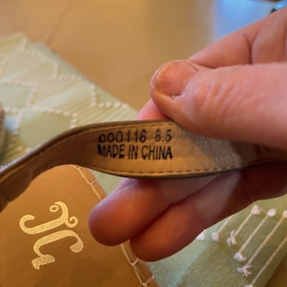 Journee Collection Crew Wedge Sandals for Women in EUC! Size 8.5 Color is Taupe - Picture 8 of 8